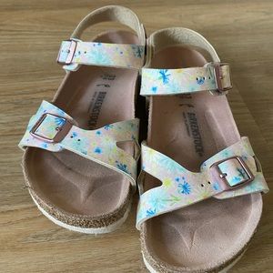 Birkenstock Sandals girls. Barely used. Size 33. Great like new condition